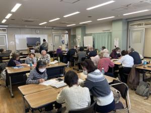 参加者26名、今月から２０２号室で開催