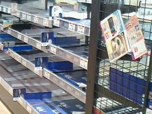 台風１９号は東京に最悪進路 / スーパーの棚から麺類等が消える