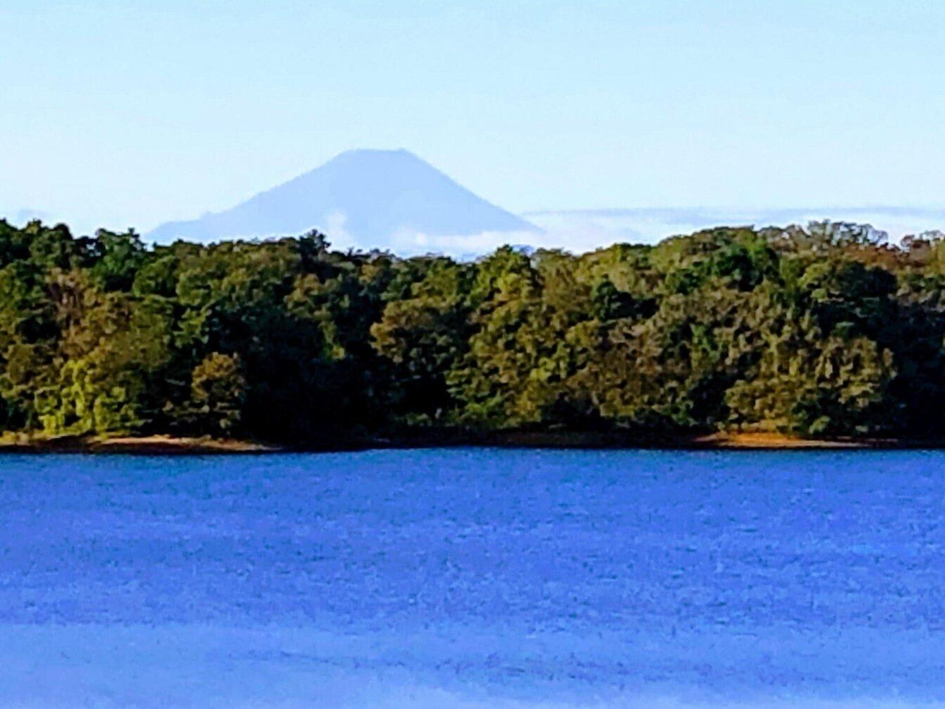 快晴の多摩湖から望む富士山