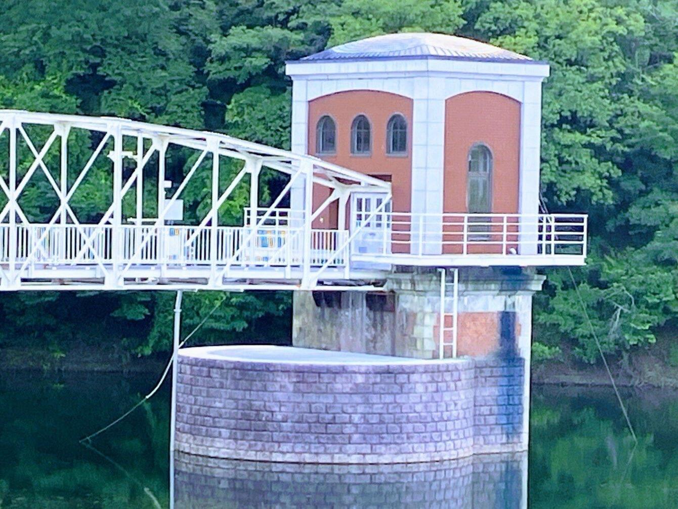 満水で鏡面が戻った多摩湖