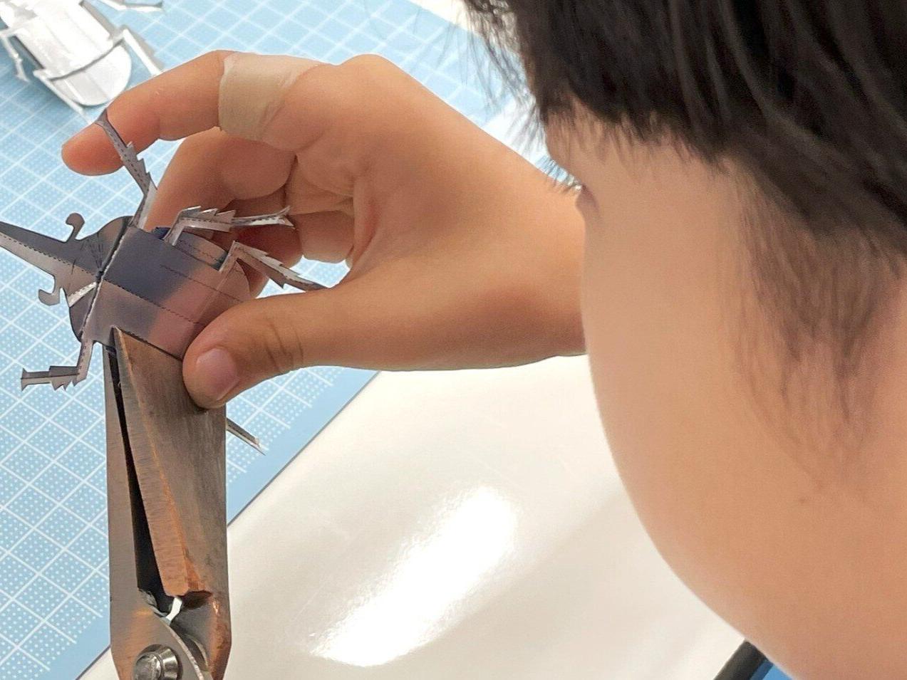 港区で、「ものづくり体験教室（工場板金）」を実施しました。７月２５日(金)：参加者２６名　　　その１