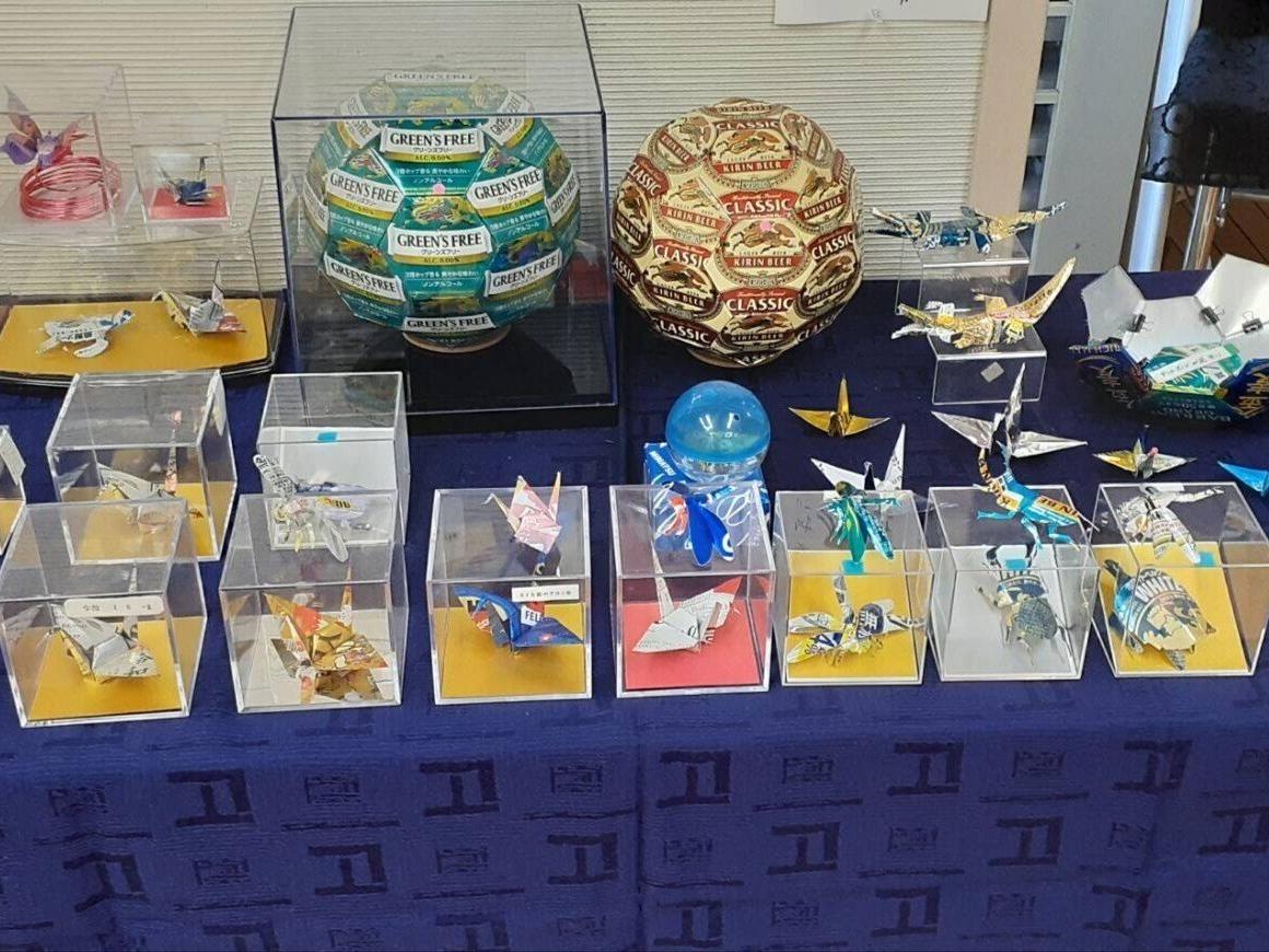 ８５歳の佐藤さんが製作した「アルミ缶クラフト作品」が、『こだいら平和美術展』に展示されました。