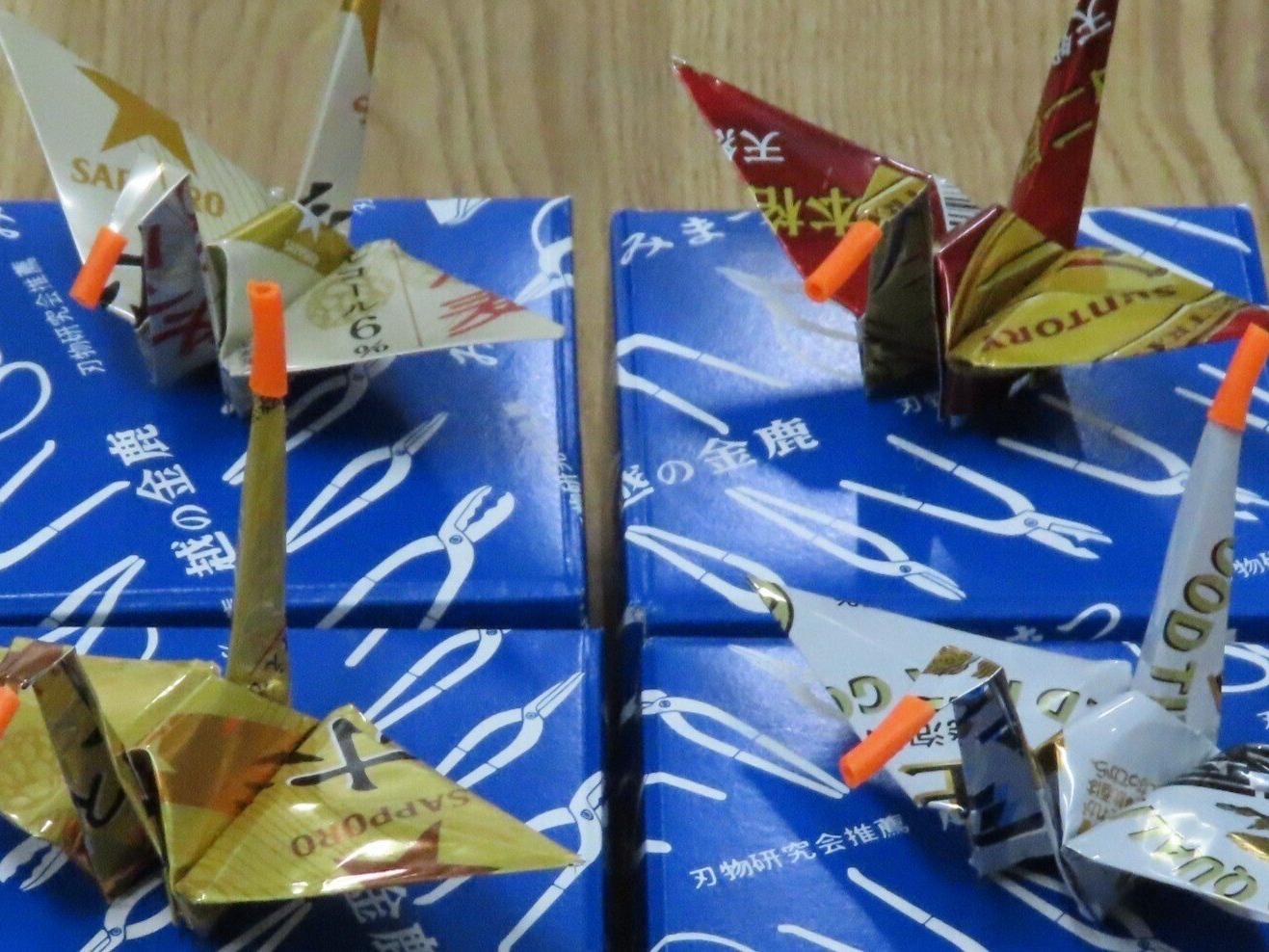 東京都の小中学校で「ものづくり体験教室（工場板金）」の授業（２時限）を実施しています。